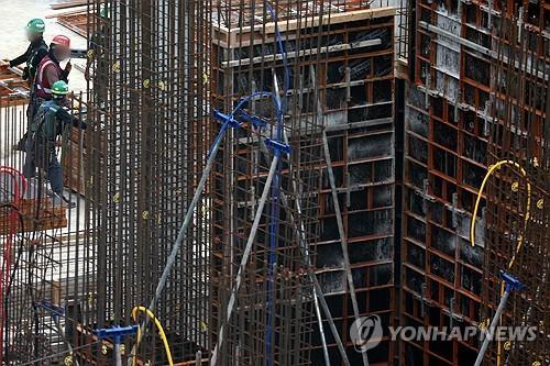 서울 시내 한 아파트 건설 현장에서 작업하는 근로자들