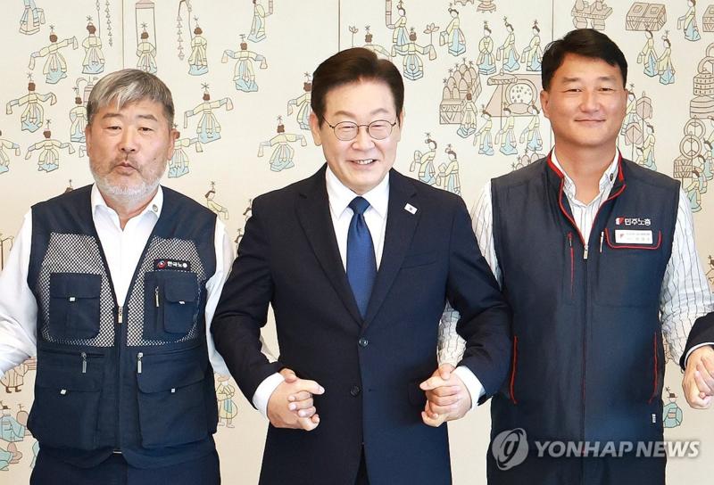 양대노총 위원장과 손잡은 이재명 대통령