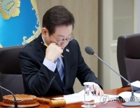 국무회의 현안 토의 자료 살피는 이재명 대통령