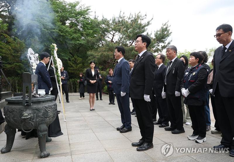 산재 희생자 위령탑에 헌화하는 김영훈 노동장관
